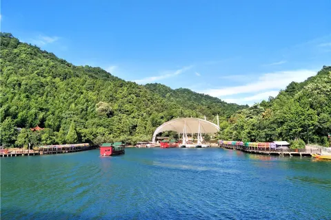 Shi Yan Lake