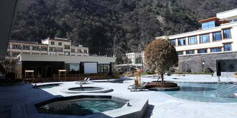理縣浸溫泉