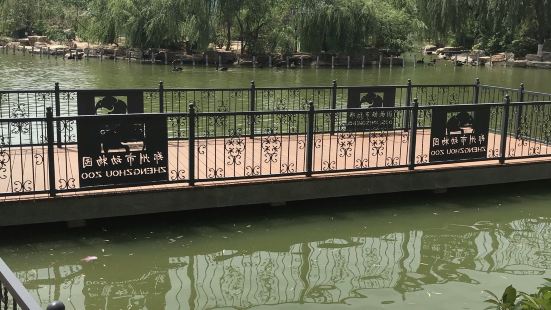 郑州动物园位于郑州市金水区花园路北段，是河南省唯一一座专业性
