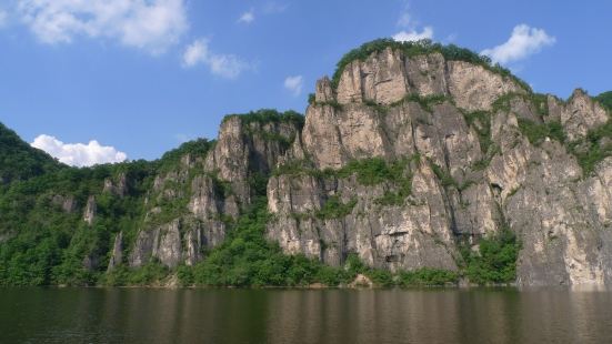 白山湖仁义砬子景区地属抚松县抽水乡，这里风景秀美，夏秋两季可