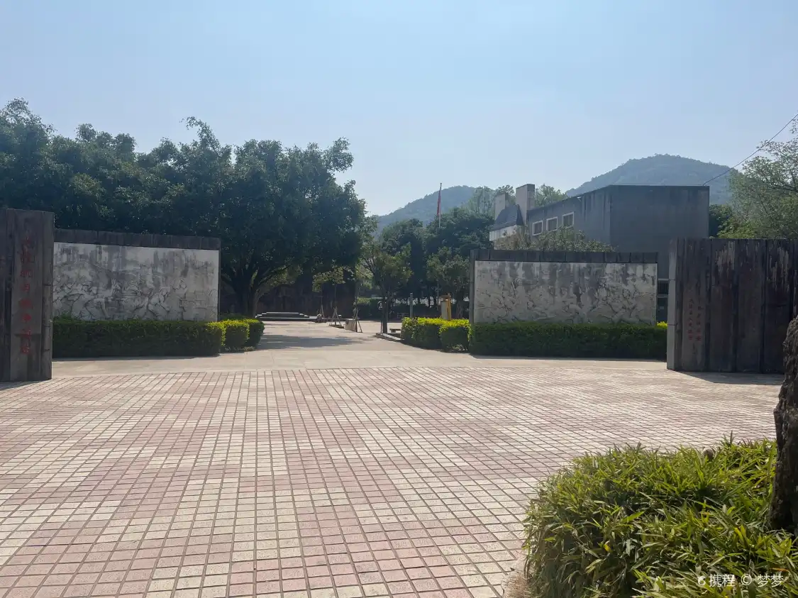 Hotels near Longlingkangri Memorial Hall