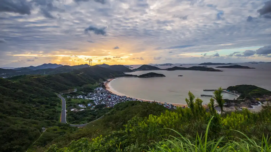 Hotels near Qushan Island