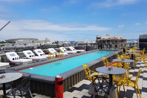 RED Roof bar