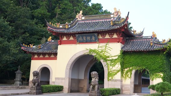 Gate to Putuo Mountain