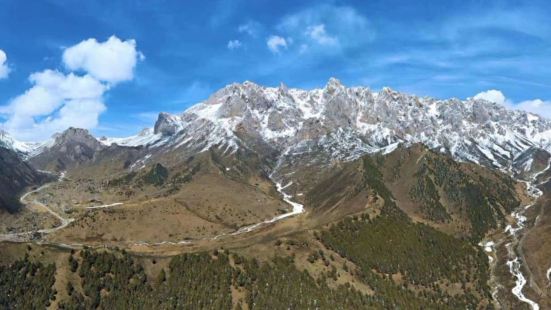 马牙雪山，不得不说一路上的条件真的非常艰辛，而且一定要穿着厚