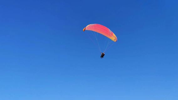 成都筋斗雲滑翔傘營地滑翔傘飛行體驗【提供專業自拍桿+540公尺高度+專業教練帶飛】