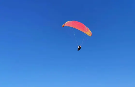 成都筋斗雲滑翔傘營地滑翔傘飛行體驗【提供專業自拍桿+540米高度+專業教練帶飛】