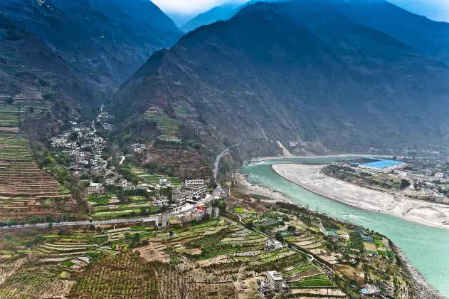 Отели с услугой бассейном в г. Лэшань