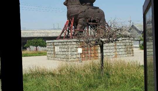 沧州铁狮子始建于一千多年前的公元953年，位于原旧州城开源寺