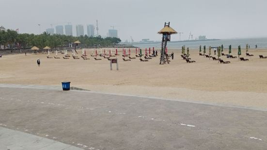 金沙湾海滨浴场位于湛江市赤坎区观海北路的南端海滩上，在奥运女