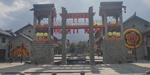 螺髻山彝族風景一條街