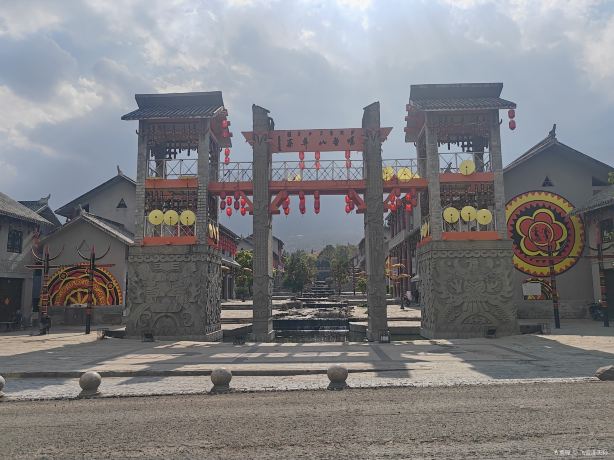 LuoJiShan YiZu FengJing YiTiao Jie