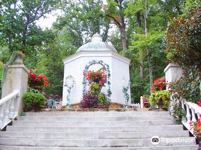 Parrot Mountain and Gardens