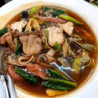 ก๋วยเตี๋ยวเส้นปลาหลากสี