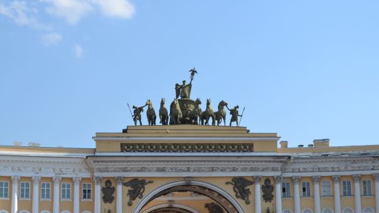 佔據了王宮廣場一半以上的地方，也可以說是最長的俄羅斯單體建築