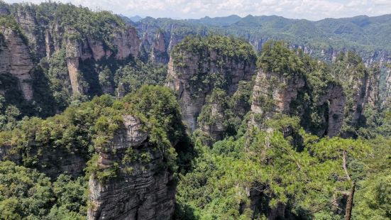 天书宝匣是张家界一处著名旅游景点，位于张家界森林公园。在黄石