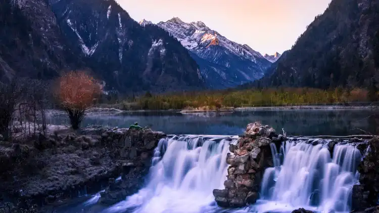 Hotels near Dragon King Lake