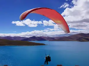 羊卓雍措(羊湖)国際パラグライディング基地