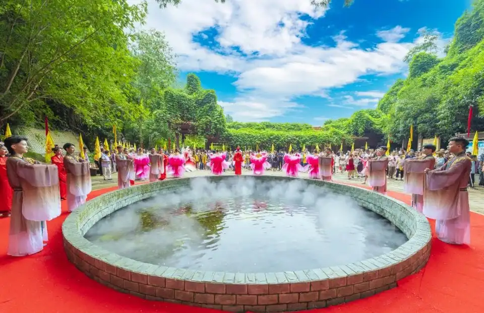 Hotels near Zhuanxu Dragon Cave Scenic Area