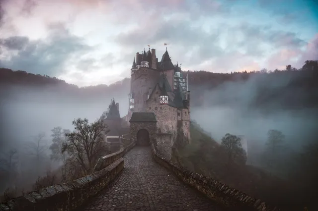El castillo de Eltz entre la niebla es sobrecogedor y precioso a partes iguales.