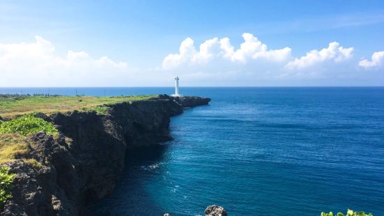 沖縄の美しい海と灯台が絵になる素敵スポット。