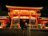 真っ赤な門の「八坂神社」