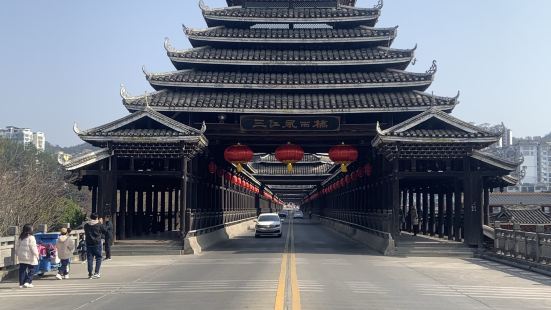 从定位看，三江风雨桥指的应该是市区这座可以人车通行的风雨桥，