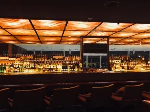 SU LOUNGE THE LAKE VIEW