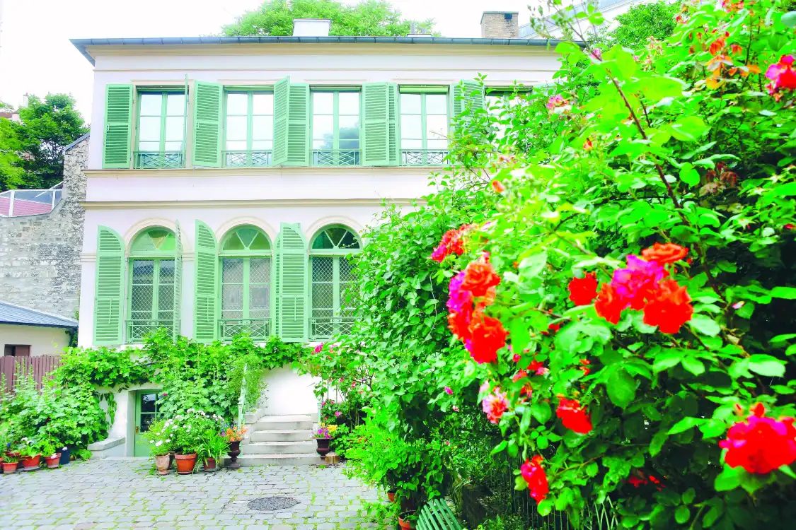 Hotels near Museum of Romantic Life