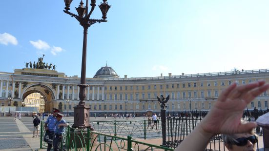 聖彼得堡市一處古建築，坐落在涅瓦河畔，與冬宮隔王宮廣場相望，