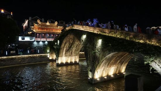 通濟橋位於餘姚市中心，雖然古舊但是承載着說有新老餘姚人的記憶