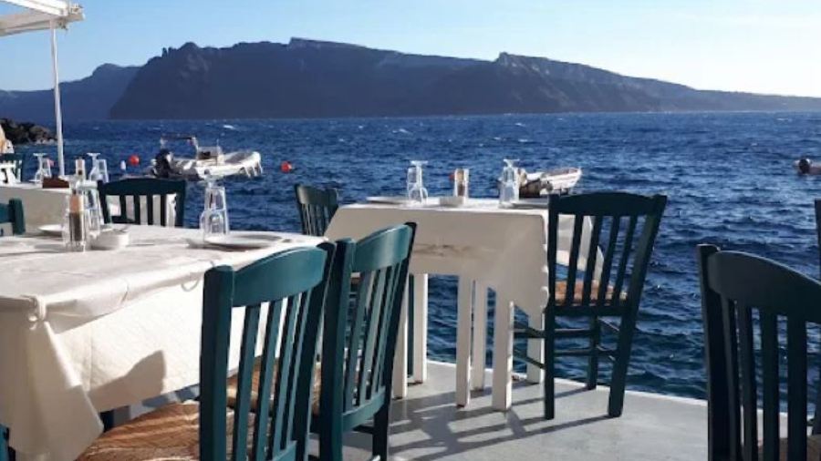 Sunset Ammoudi by Paraskevas