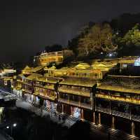 鳳凰古城夜景似畫，牛肉麵必食