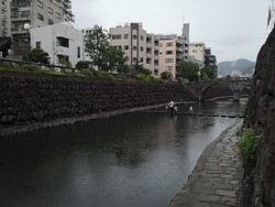 位于长崎市中岛川上，1634年由中国僧侣如定设计，是一座石制