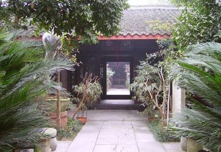 段家大院子，又称段家老鸹林，是四川省广汉市高坪镇景区，坐落于