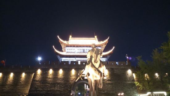 湖州項王公園據傳為秦末項羽起兵之處，公園裡有項羽雕像和仿古城