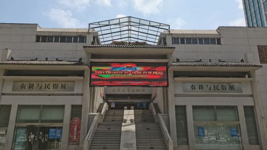 石家庄市博物馆是综合性博物馆，位于 河北省 石家庄市建设北大