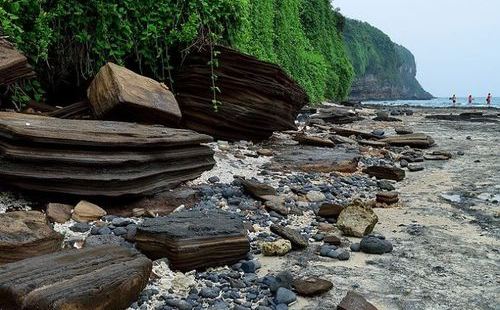 围洲岛滴水丹屏，这里位于滴水村周边，这里也是以岩石为主，岩石