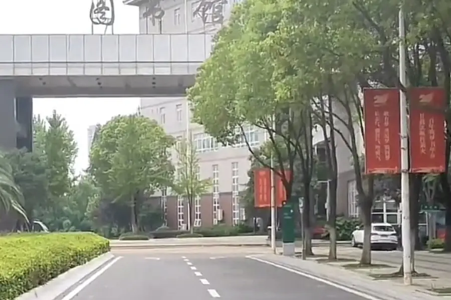 Wuhan Gongshang Xueyuan Huangjiahu Xiaoqu- Library