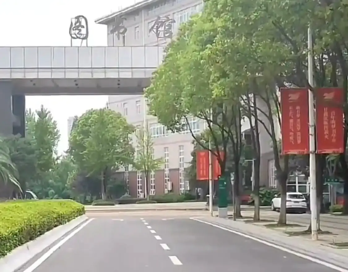 鄰近武漢工商學院黃家湖校區-圖書館的酒店