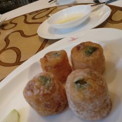 ZI YAT HEEN User Photo