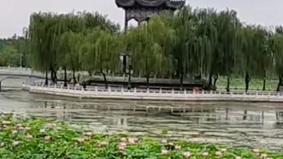 来游览凤翔县的东湖。这个东湖是由宋代大文豪苏东坡老先生修建的