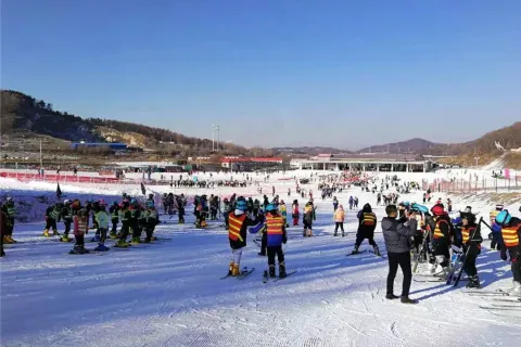 鳴山綠洲滑雪場