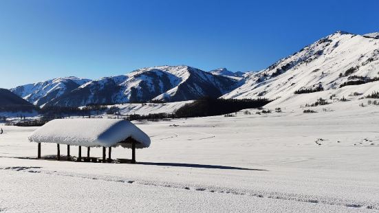 可看到禾木全景，到禾木一定会到的地方。冬天爬上去有点累，积雪