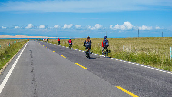 Cycling in Qinghaihu