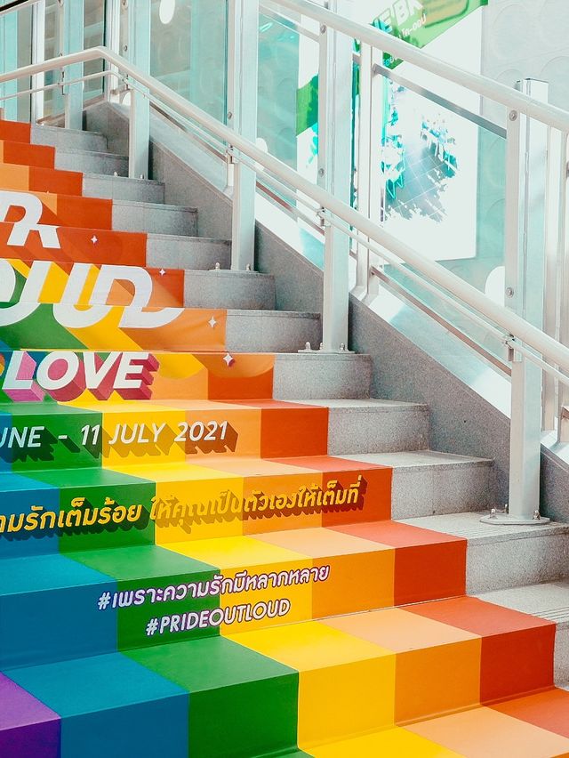 มุมถ่ายรูปสายรุ้งเก๋ๆที่สามย่านมิตรทาวน์