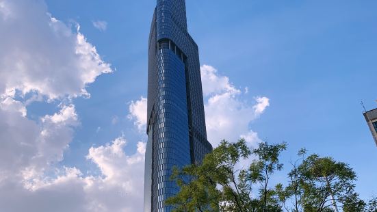 在南京的地理中心鼓楼附近的地标建筑是绿地紫峰大厦，这幢大厦现