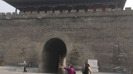 正定县城墙长乐门坐落在河堤路与燕赵南大街交汇处，是原古城南城