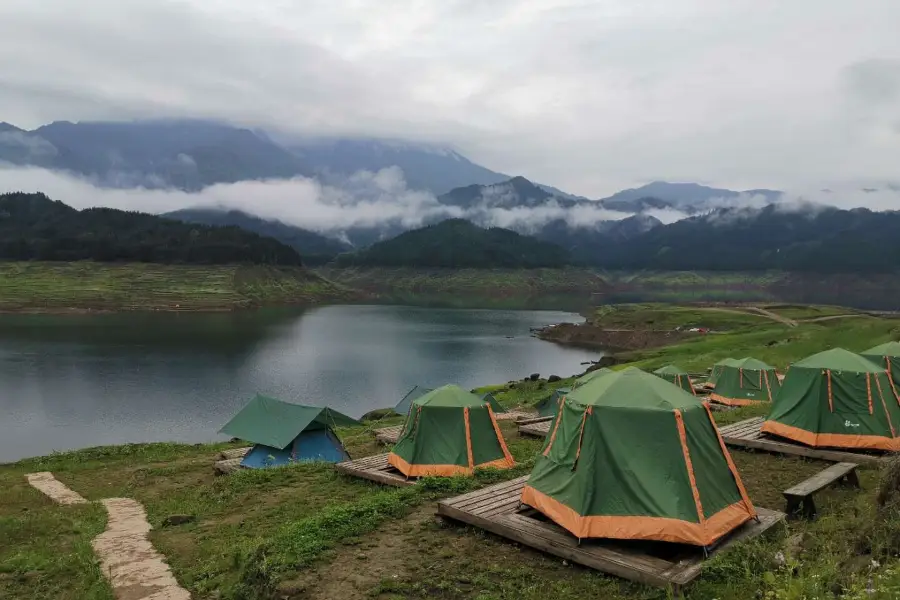 瓦屋山花海露營地