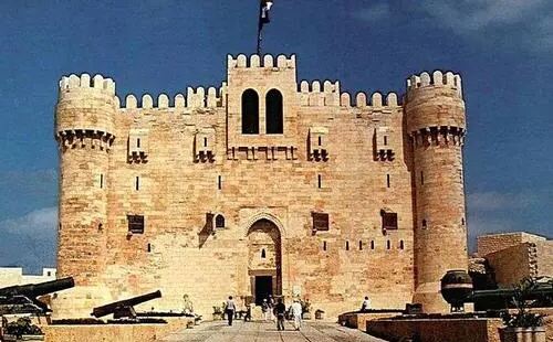 盖贝依城堡是一座非常的重要的一处海边的防御建筑，也是埃及历史